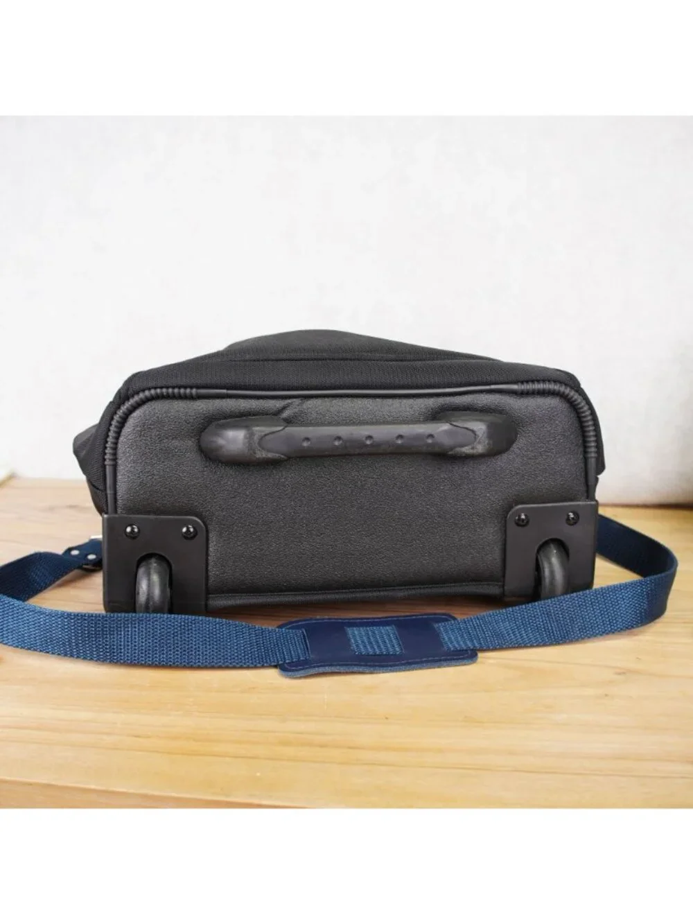 Travelpro WalkAbout Lite Rolling Tote 6413-14 Black 16” x 14” x 9” Working good